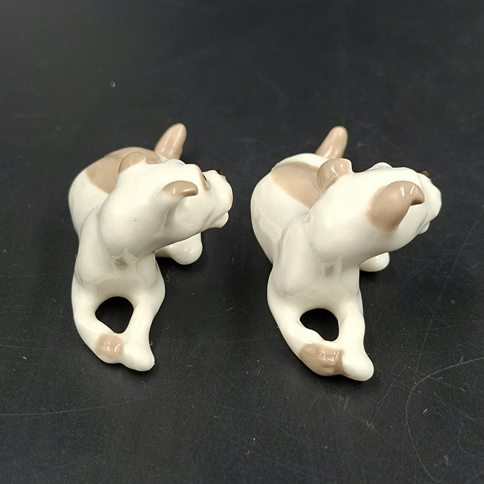 Пара миниатюрных статуэток "Дворняжки", скульптор Н.Е. Муратов, фарфор, роспись, Ленинградский фарфоровый завод (ЛФЗ), СССР, 1970-1990 гг.