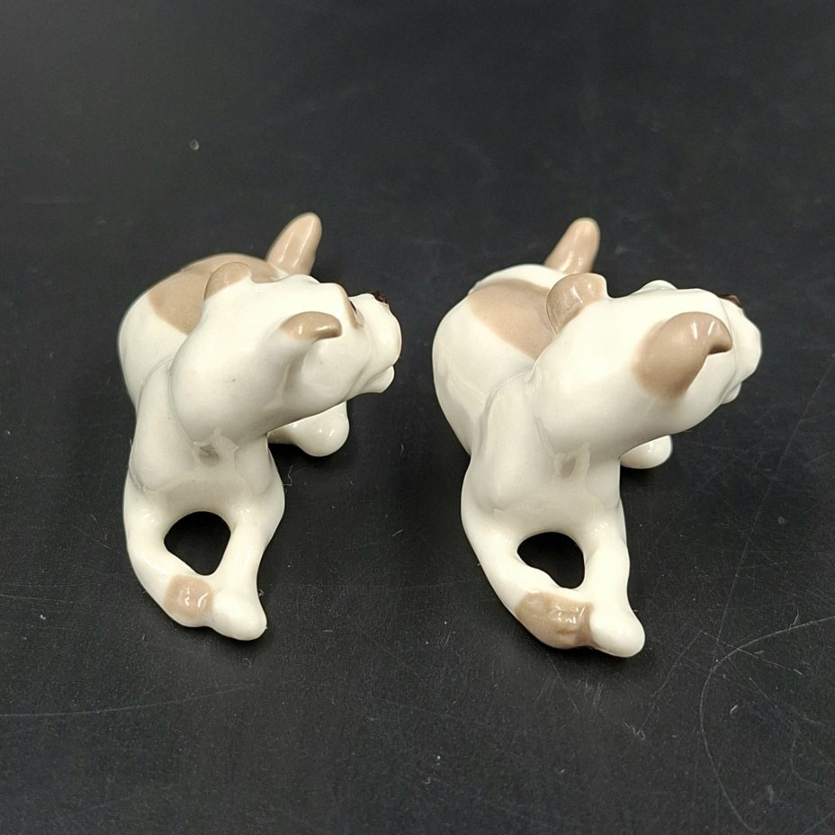 Пара миниатюрных статуэток "Дворняжки", скульптор Н.Е. Муратов, фарфор, роспись, Ленинградский фарфоровый завод (ЛФЗ), СССР, 1970-1990 гг.