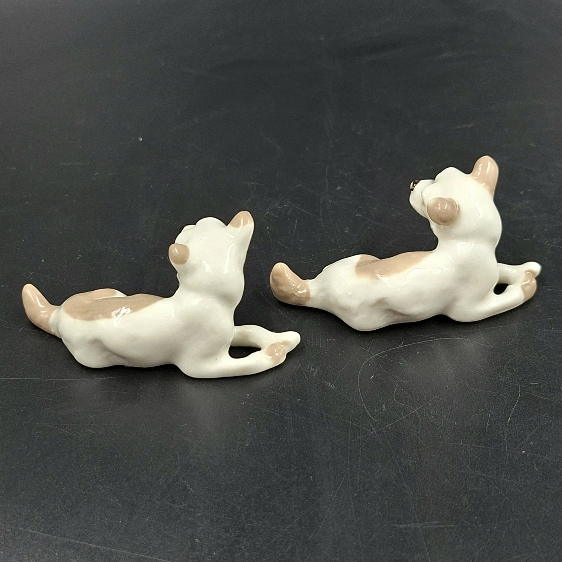 Пара миниатюрных статуэток "Дворняжки", скульптор Н.Е. Муратов, фарфор, роспись, Ленинградский фарфоровый завод (ЛФЗ), СССР, 1970-1990 гг.