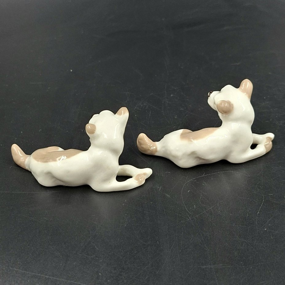 Пара миниатюрных статуэток "Дворняжки", скульптор Н.Е. Муратов, фарфор, роспись, Ленинградский фарфоровый завод (ЛФЗ), СССР, 1970-1990 гг.
