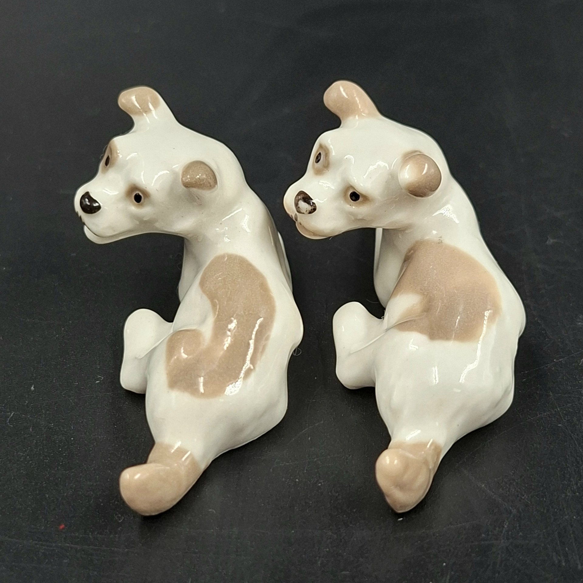 Пара миниатюрных статуэток "Дворняжки", скульптор Н.Е. Муратов, фарфор, роспись, Ленинградский фарфоровый завод (ЛФЗ), СССР, 1970-1990 гг.