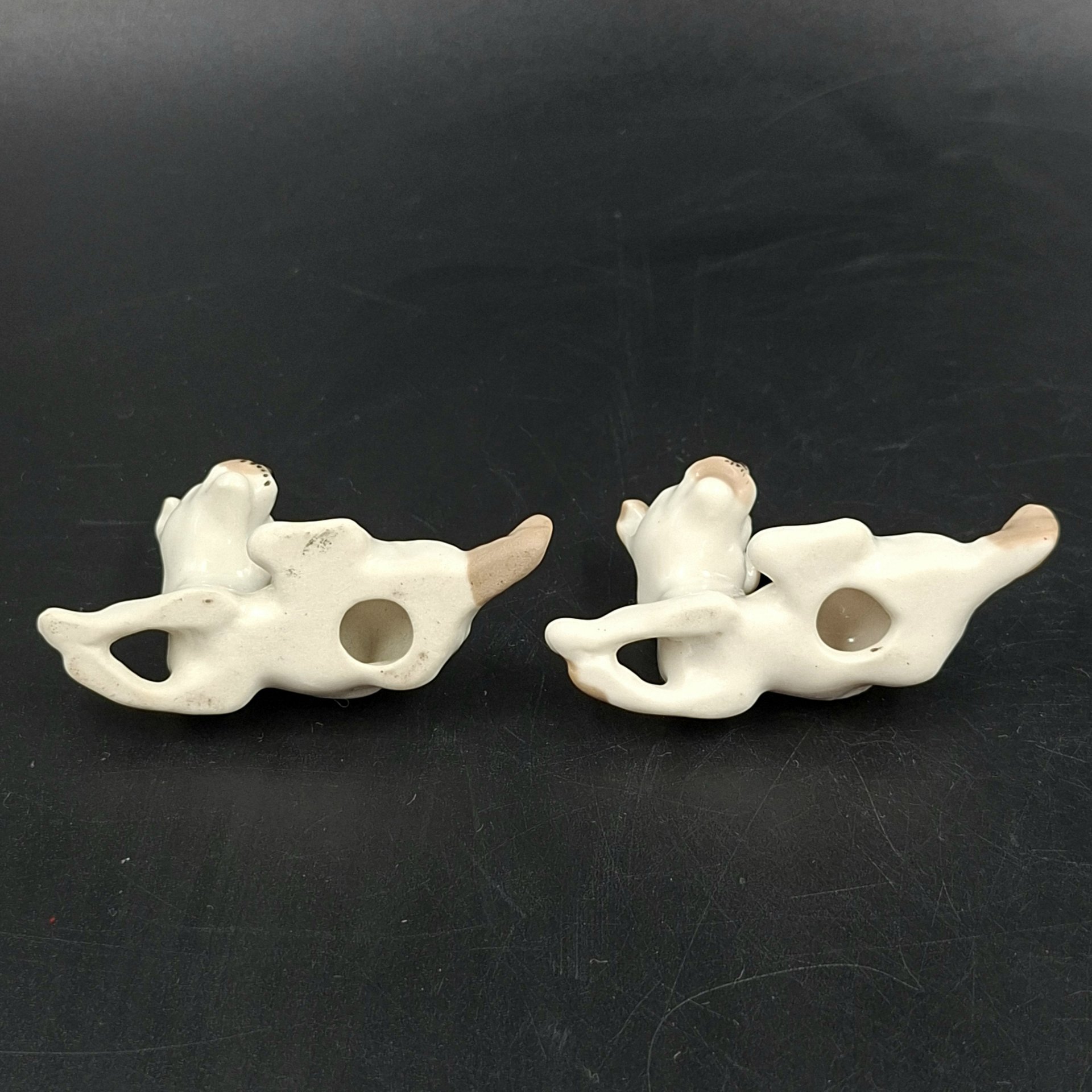 Пара миниатюрных статуэток "Дворняжки", скульптор Н.Е. Муратов, фарфор, роспись, Ленинградский фарфоровый завод (ЛФЗ), СССР, 1970-1990 гг.