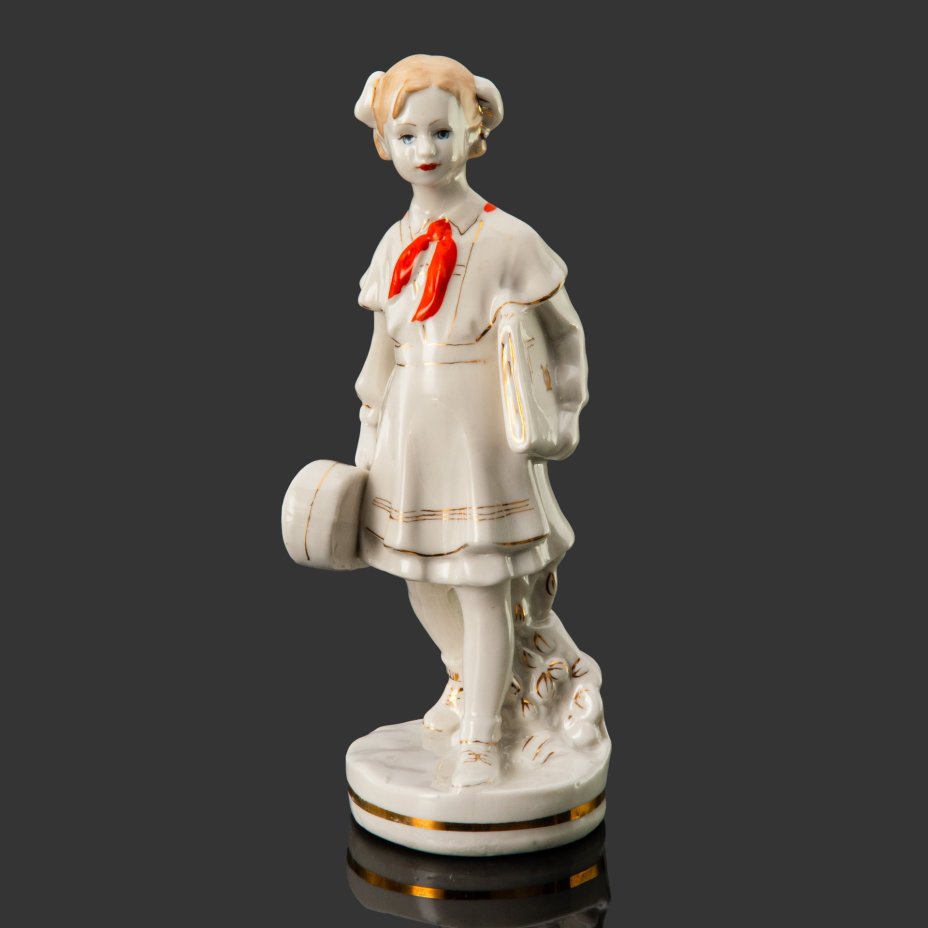 Статуэтка "На музыку" (Пионерка со скрипкой), автор Т.А. Федорова, фарфор, роспись, золочение, Завод «Красный фарфорист» (Чудово, Грузинская фарфорово-фаянсовая фабрика), СССР, 1956 г.