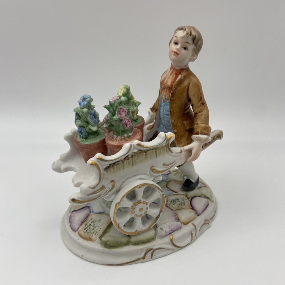 Статуэтка "Мальчик с тележкой цветов", фарфор, роспись, Европа, 2000-2015 гг.