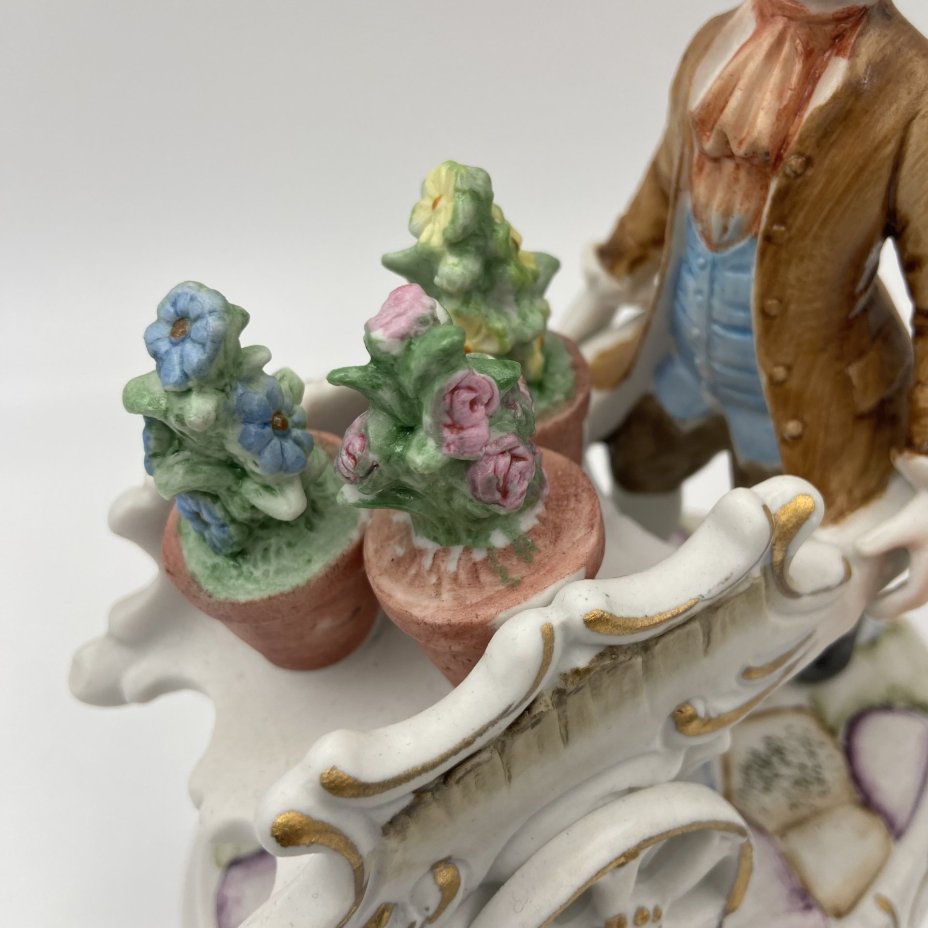 Статуэтка "Мальчик с тележкой цветов"