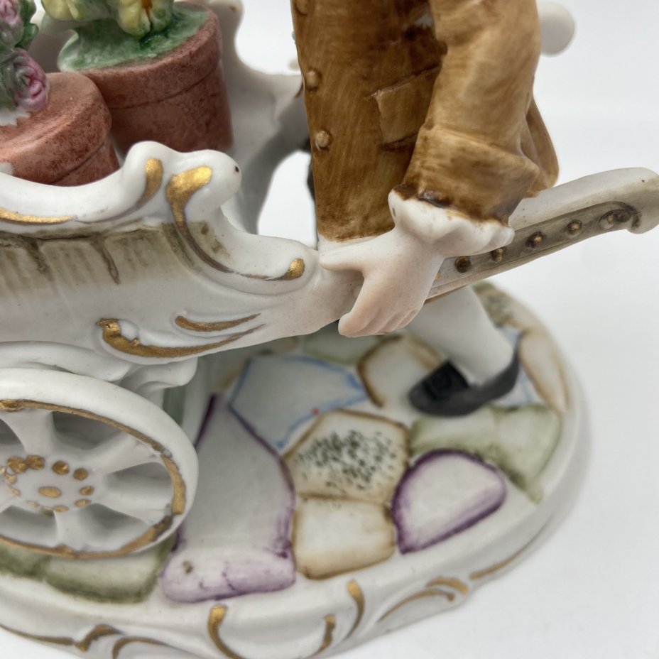 Статуэтка "Мальчик с тележкой цветов"