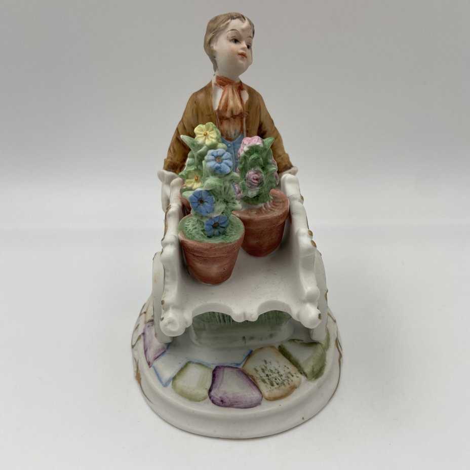 Статуэтка "Мальчик с тележкой цветов"