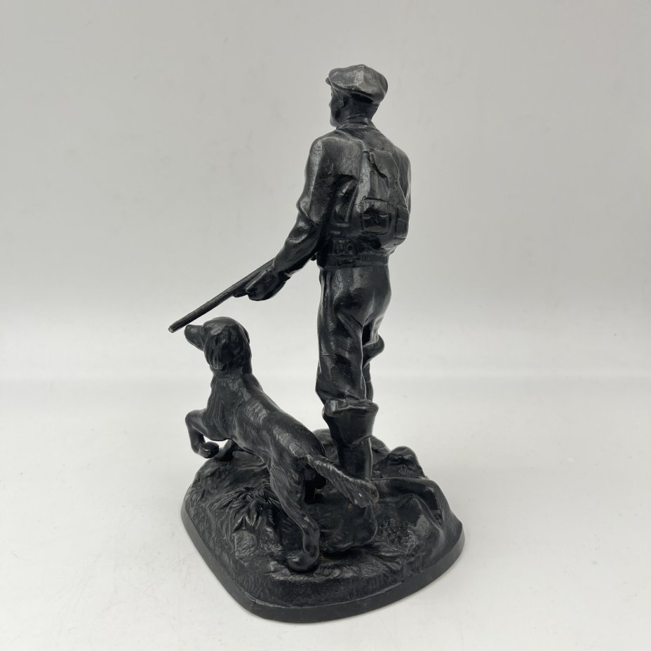 Статуэтка "Охотник с собакой", автор модели Чиркин А. В, чугун, крашение, Каслинский чугунолитейный завод (Касли), СССР, 1973-1990 гг.