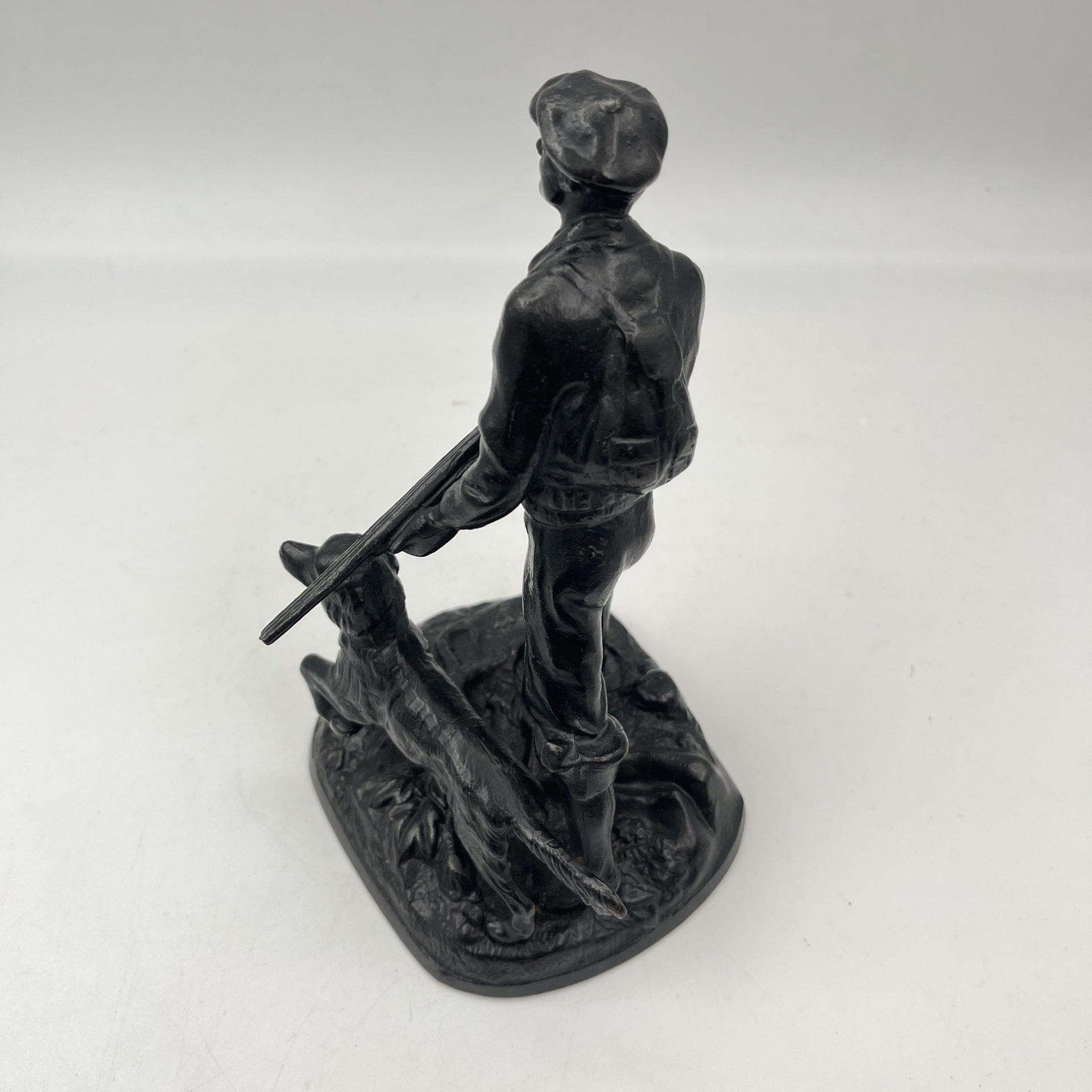 Статуэтка "Охотник с собакой", автор модели Чиркин А. В, чугун, крашение, Каслинский чугунолитейный завод (Касли), СССР, 1973-1990 гг.