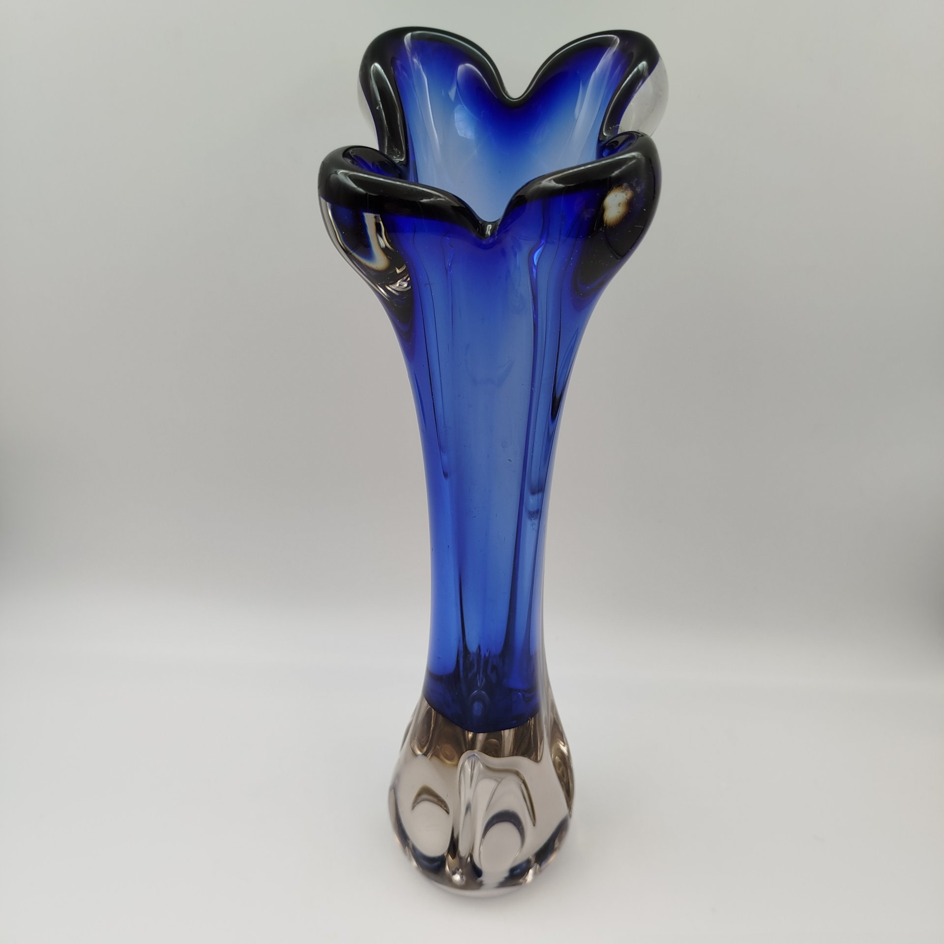 Ваза двухслойная оригинальной четырёхконечной формы, стекло, гутная техника, Ливанский стекольный завод, СССР, 1960-1980 гг.