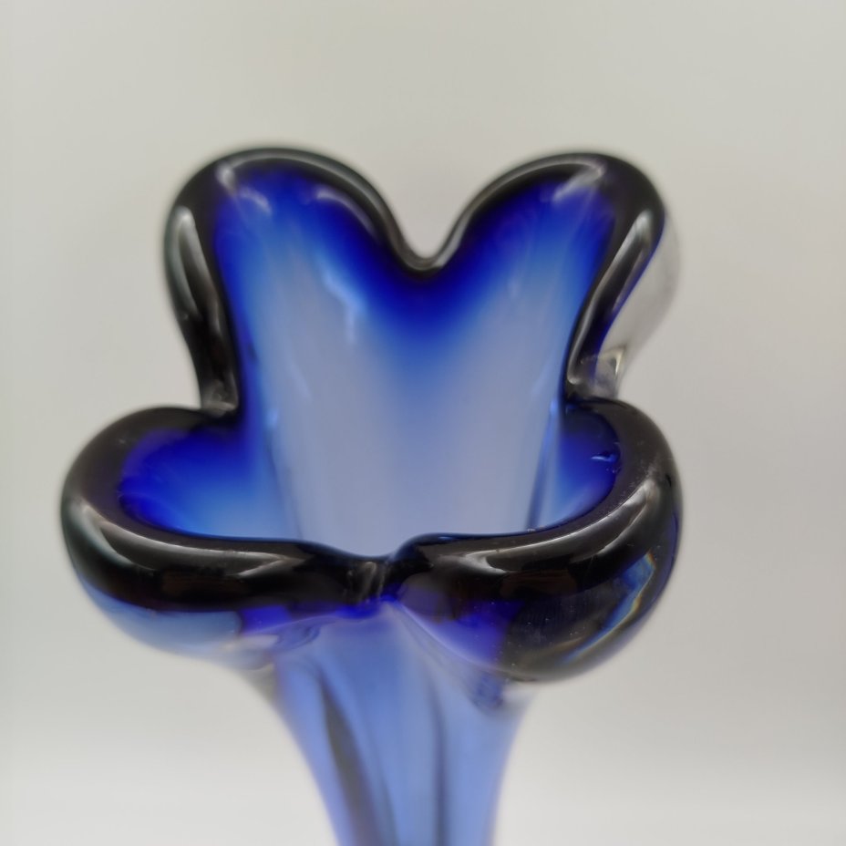 Ваза двухслойная оригинальной четырёхконечной формы, стекло, гутная техника, Ливанский стекольный завод, СССР, 1960-1980 гг.