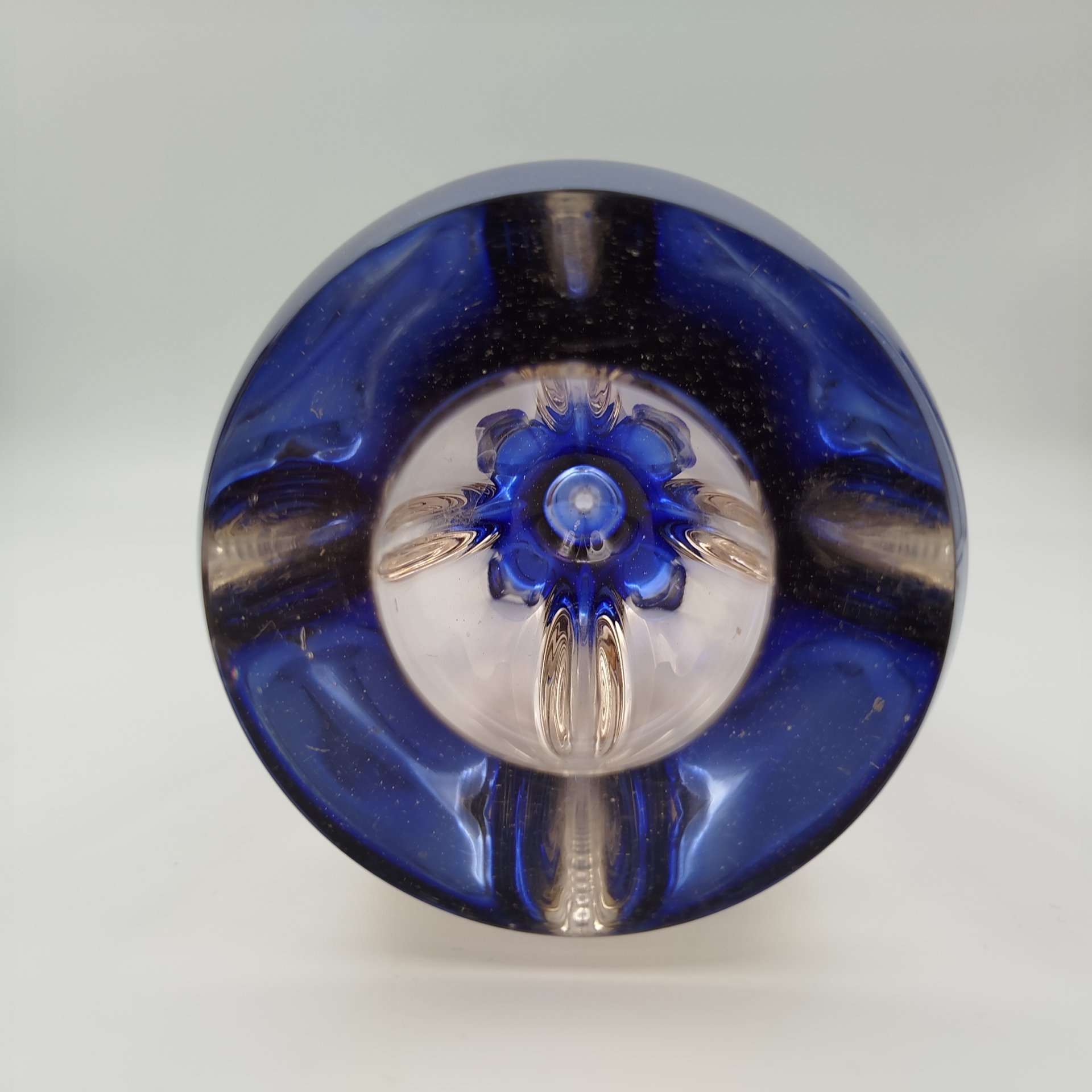 Ваза двухслойная оригинальной четырёхконечной формы, стекло, гутная техника, Ливанский стекольный завод, СССР, 1960-1980 гг.