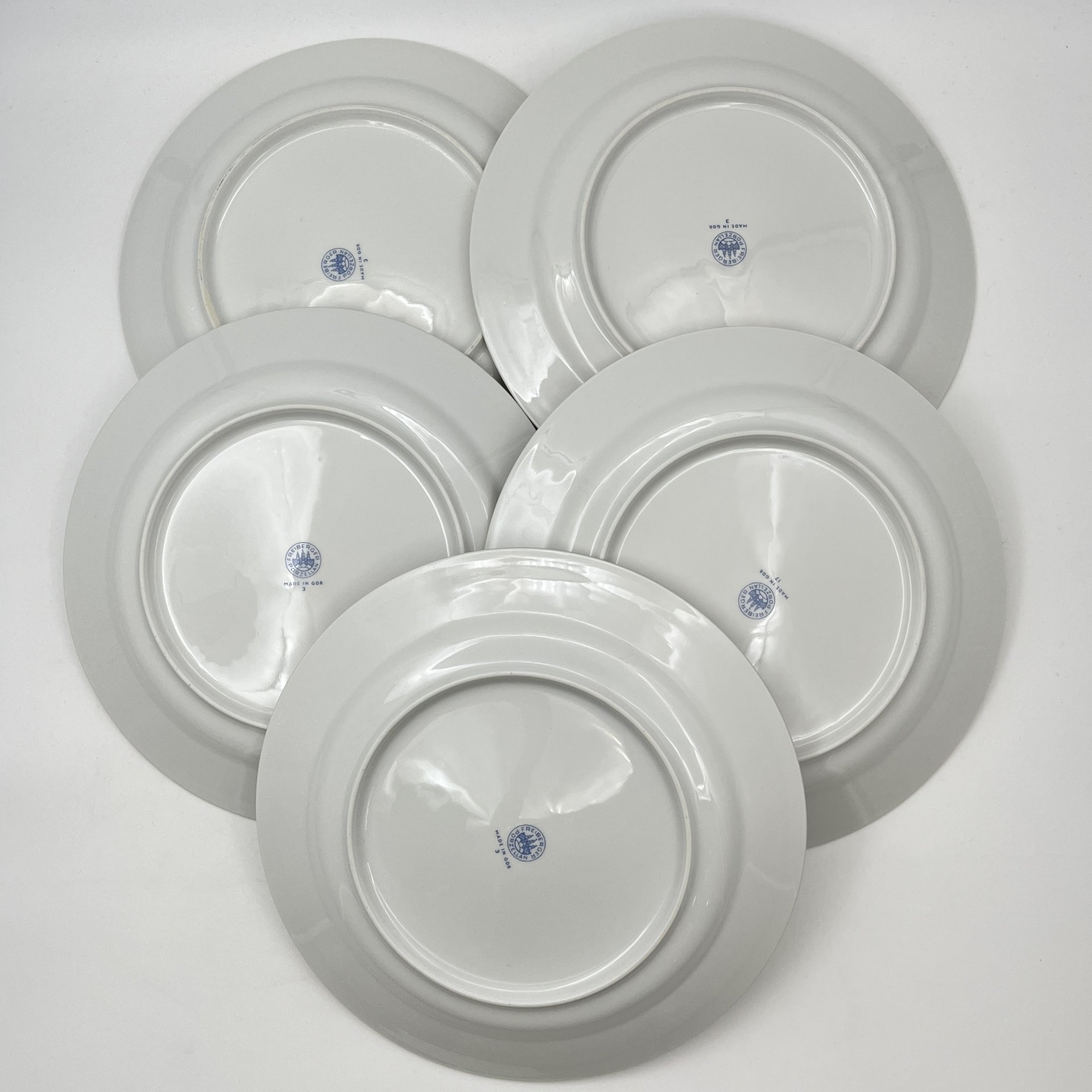 Тарелки обеденные на 5 персон, украшенные цветочным декором