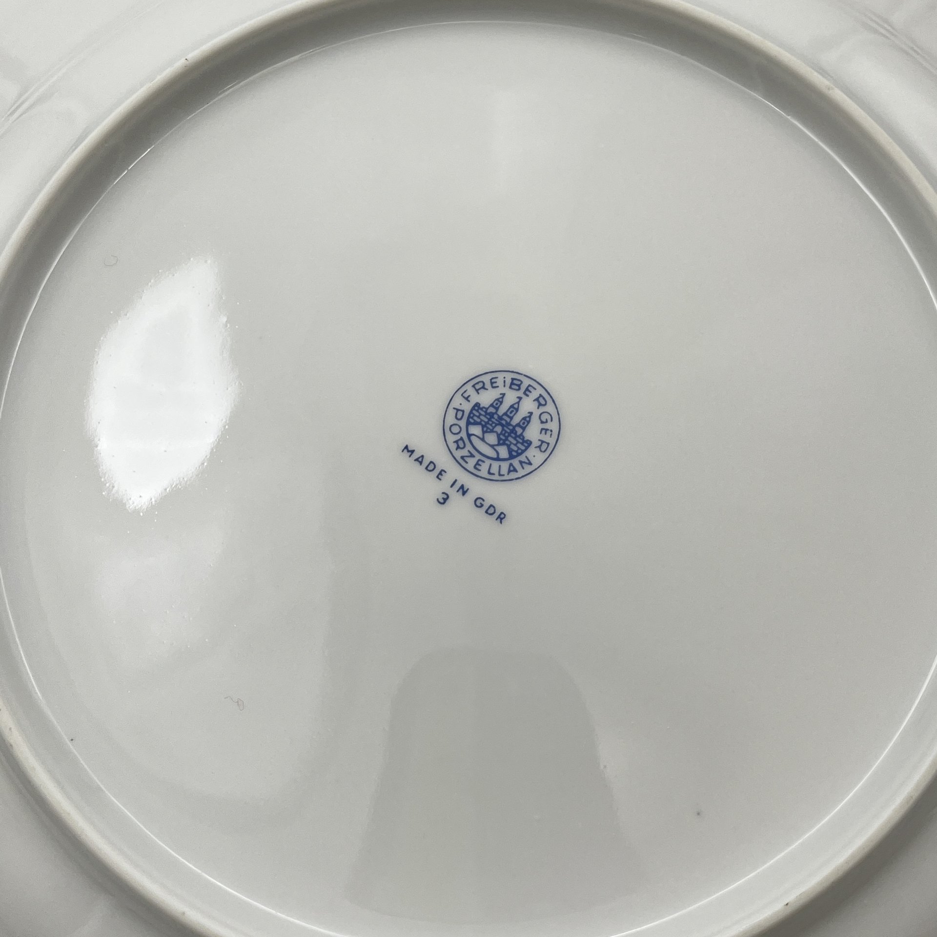 Тарелки обеденные на 5 персон, украшенные цветочным декором