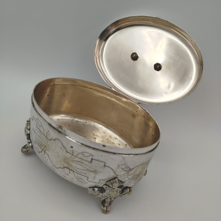 Шкатулка на ножках, украшенная растительным декором, латунь, серебрение, Западная Европа, 1890-1920 гг.
