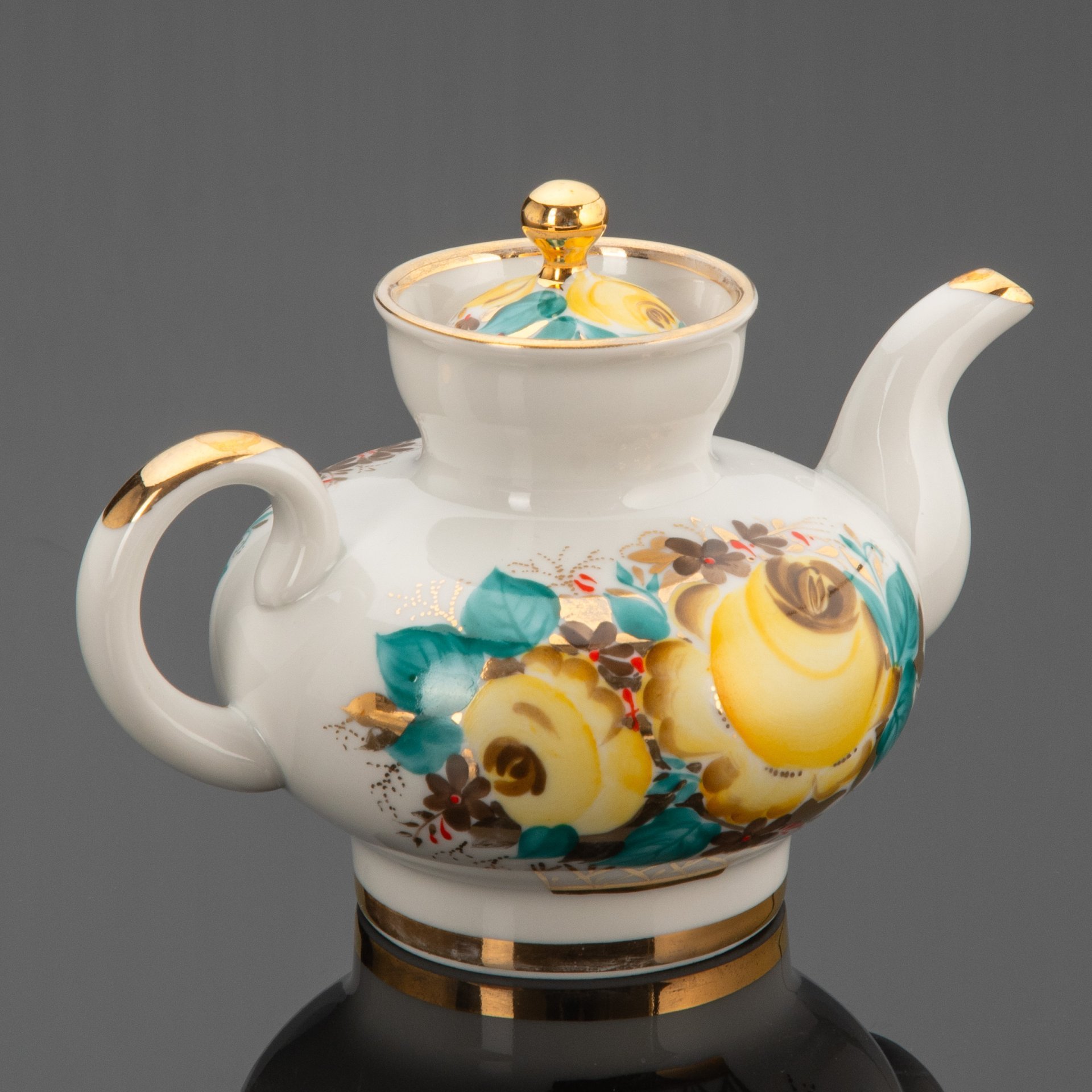 Чайник заварочный (миниатюрный), украшенный изображением цветов, Ленинградский фарфоровый завод (ЛФЗ)