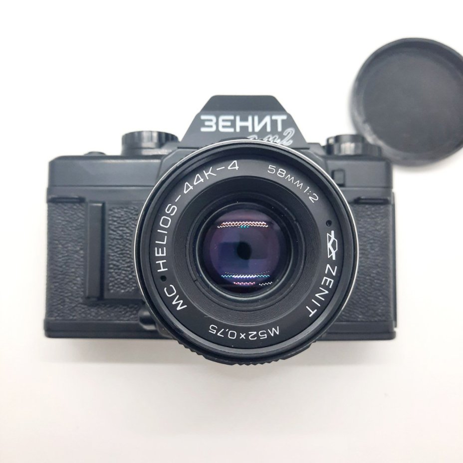 Фотоаппарат зеркальный "Зенит АМ2" с объективом "Гелиос-44К-4" в оригинальном чехле с комплектующими, Красногорский механический завод (КМЗ)