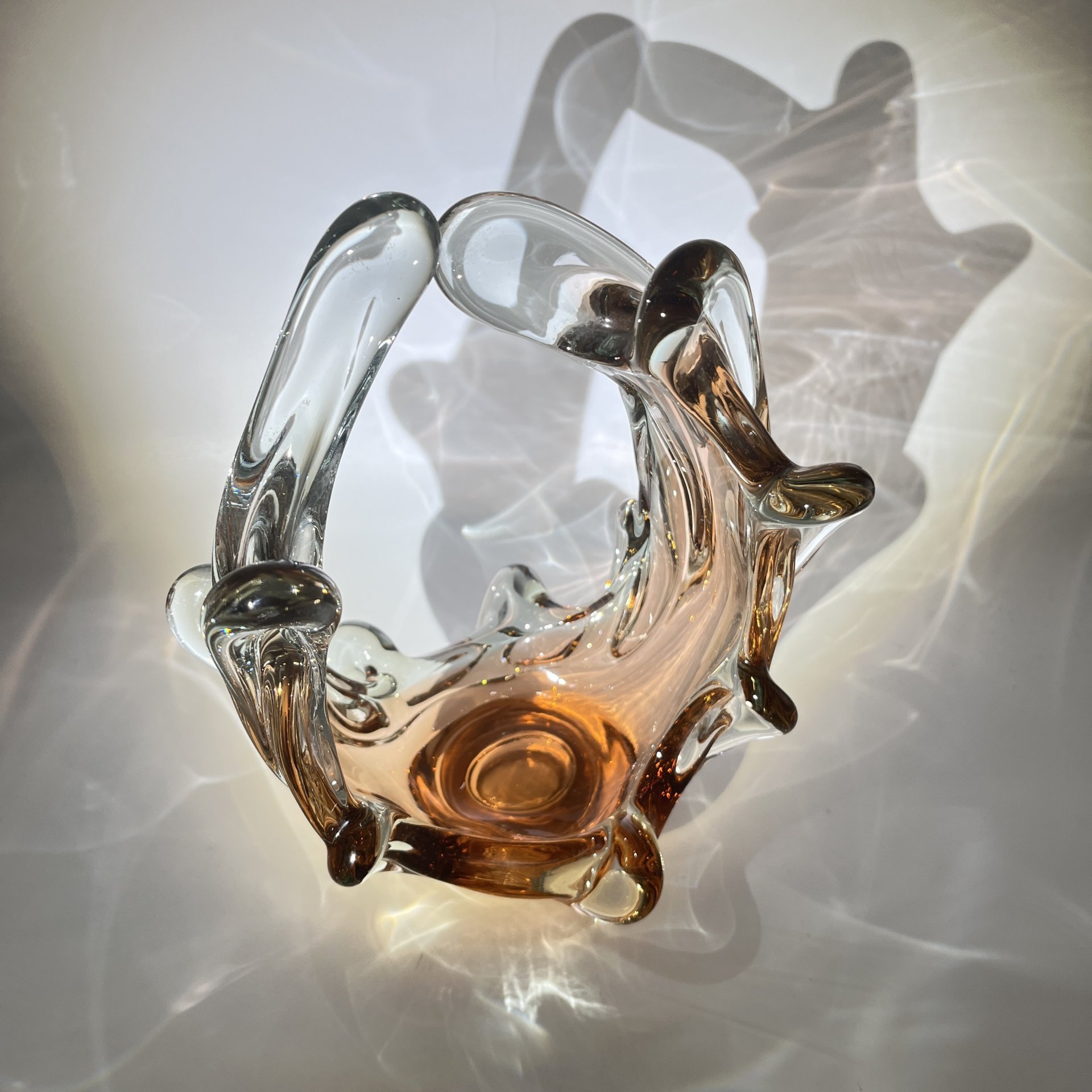Корзиночка (конфетница) "Медуза" карамельного оттенка, стекло, гутная техника, СССР, 1970-1990 гг.