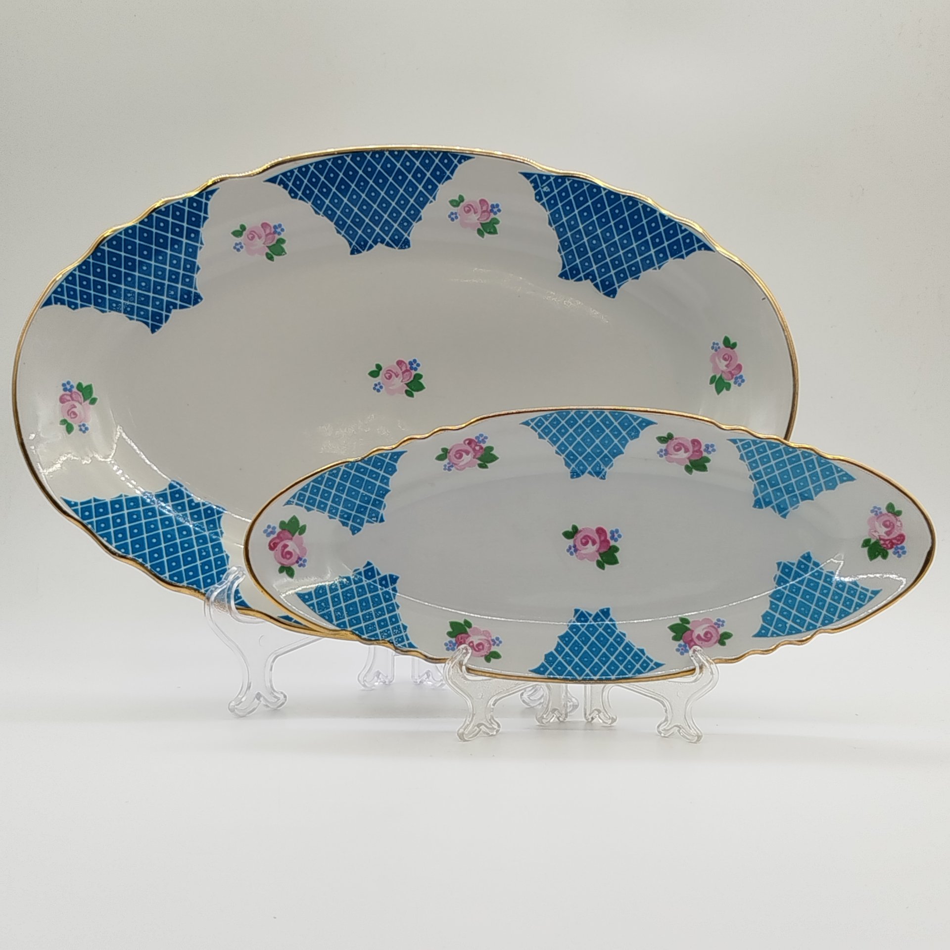Набор из сервировочного блюда и селёдочницы, в бело-голубой гамме с декором в виде роз