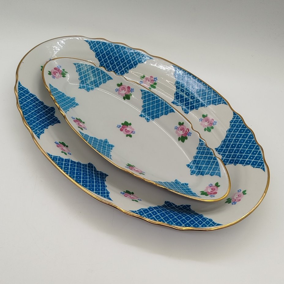 Набор из сервировочного блюда и селёдочницы, в бело-голубой гамме с декором в виде роз