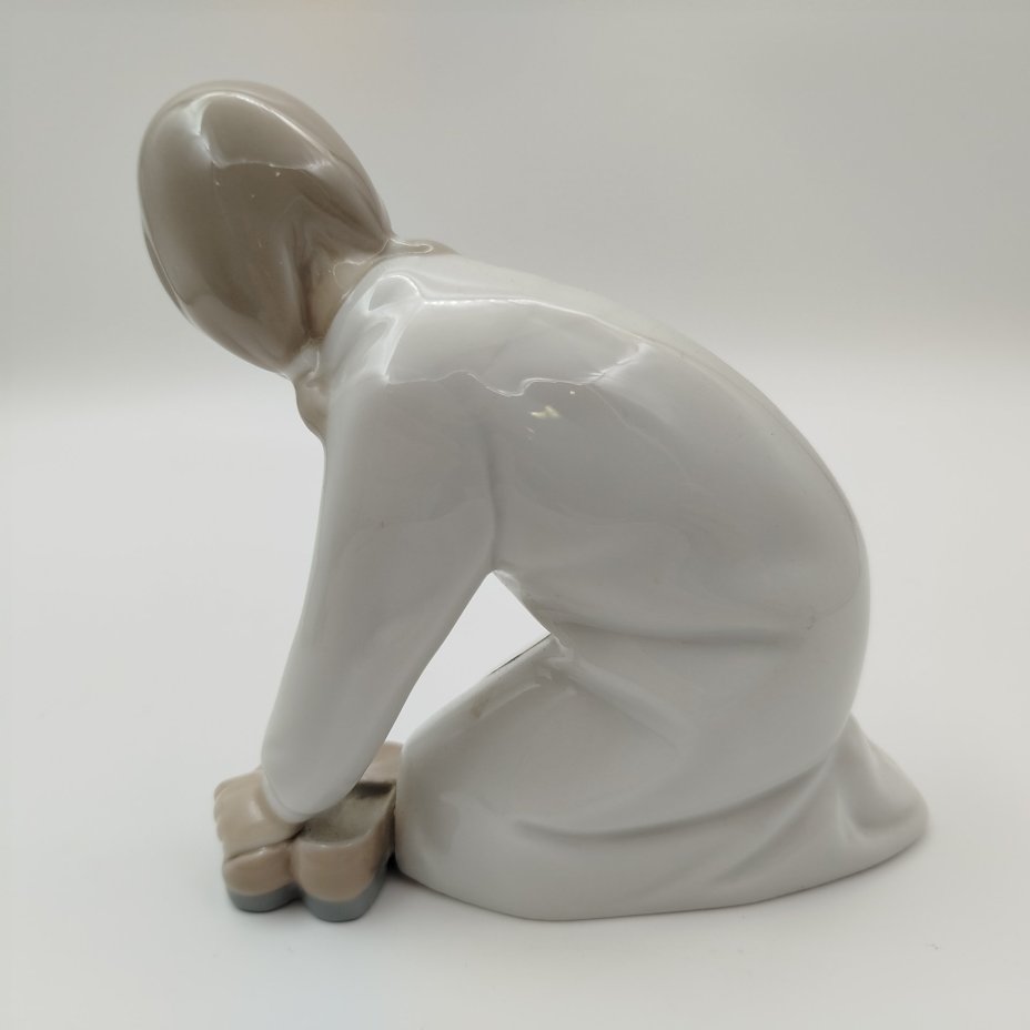 Статуэтка "Девочка с тапочками", фарфор, роспись, Lladro, Испания, 1971-1974 гг.