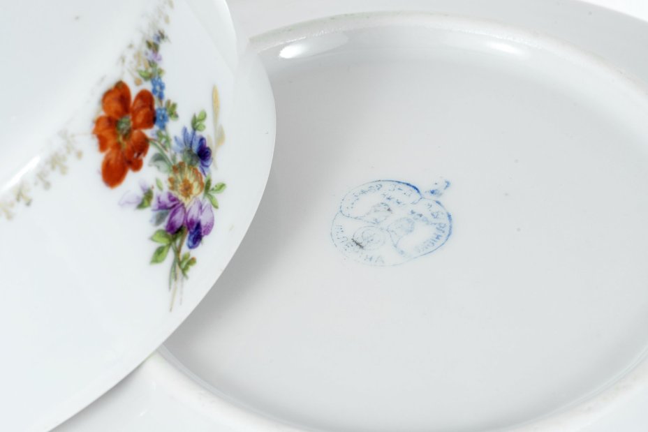 Масленка, декорированная цветами, фарфор, Барановский фарфоровый завод, УССР, 1934-1937 гг.