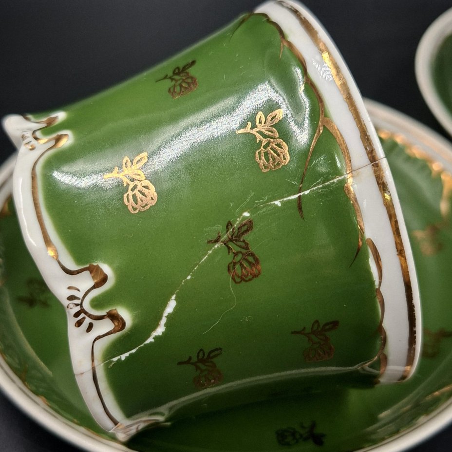 Набор из двух чайных пар зеленого цвета с декором в виде розочек, фарфор, крытье, золочение, Дмитровский фарфоровый завод (ДФЗ Вербилки), СССР, 1954-1965 гг.