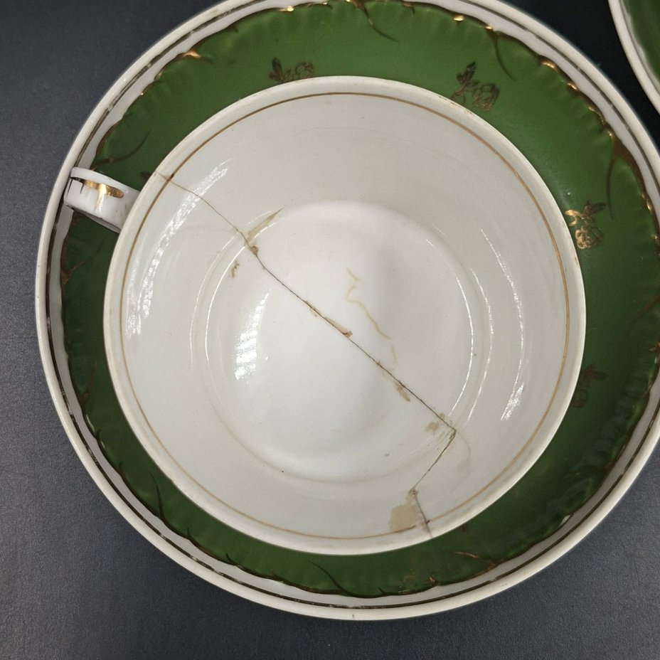 Набор из двух чайных пар зеленого цвета с декором в виде розочек, фарфор, крытье, золочение, Дмитровский фарфоровый завод (ДФЗ Вербилки), СССР, 1954-1965 гг.