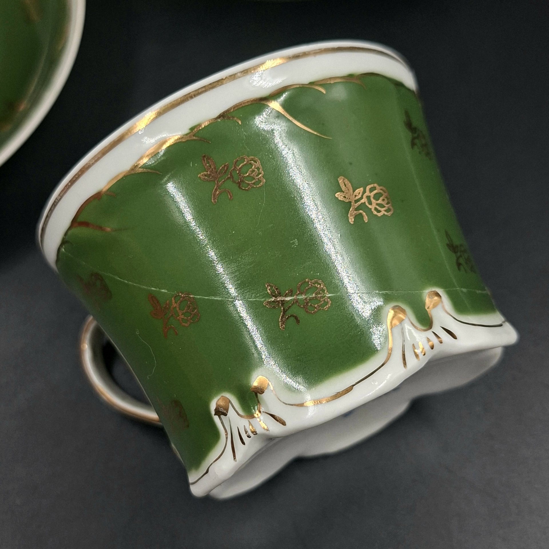 Набор из двух чайных пар зеленого цвета с декором в виде розочек, фарфор, крытье, золочение, Дмитровский фарфоровый завод (ДФЗ Вербилки), СССР, 1954-1965 гг.