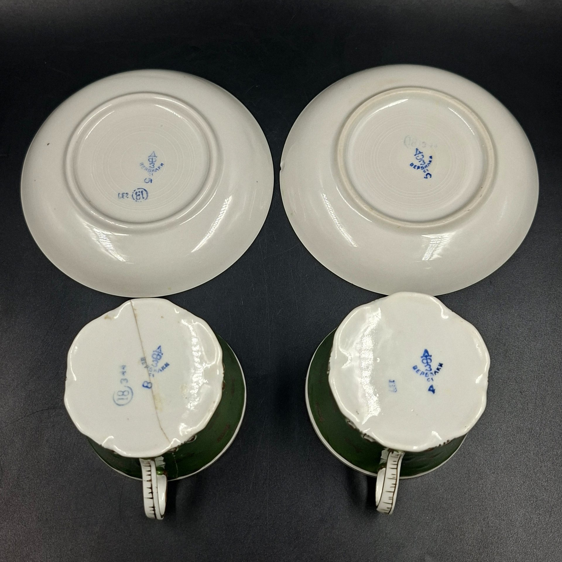 Набор из двух чайных пар зеленого цвета с декором в виде розочек, фарфор, крытье, золочение, Дмитровский фарфоровый завод (ДФЗ Вербилки), СССР, 1954-1965 гг.