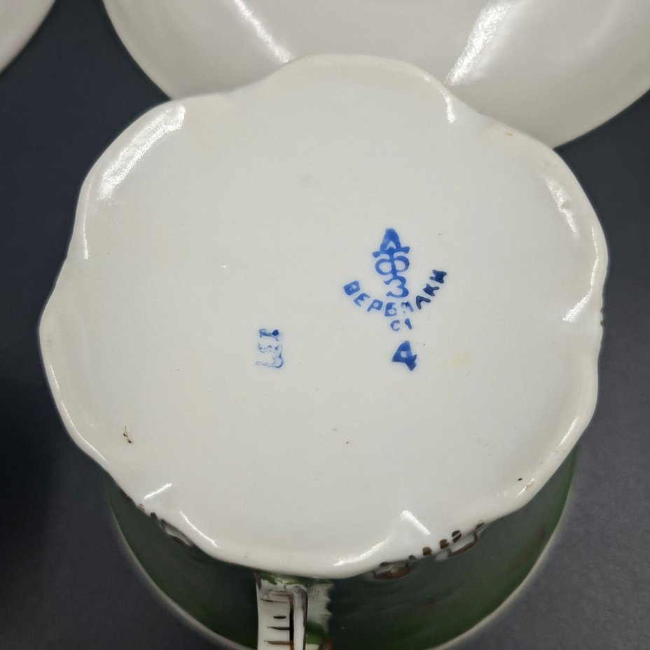 Набор из двух чайных пар зеленого цвета с декором в виде розочек, фарфор, крытье, золочение, Дмитровский фарфоровый завод (ДФЗ Вербилки), СССР, 1954-1965 гг.