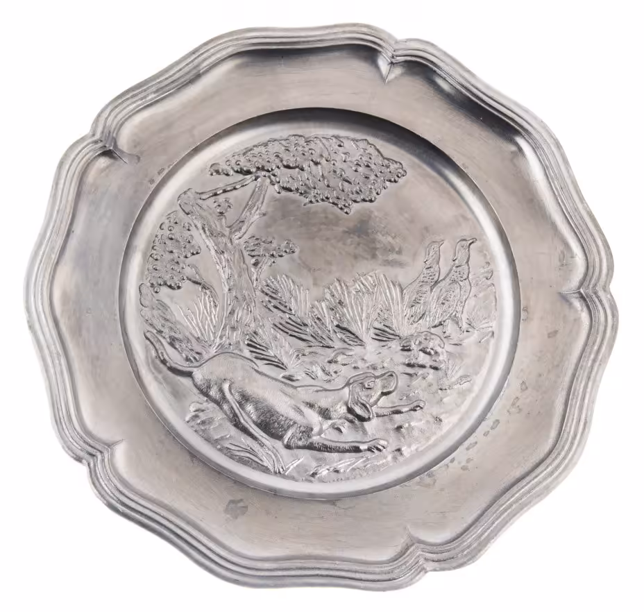 Тарелка декоративная с рельефным изображением сцены охоты, олово, Германия, 1980-2000 гг.