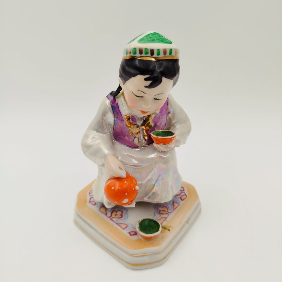 Статуэтка "Маленькая хозяйка" (Узбечка с чайником), скульптор О.М. Богданова, фарфор, роспись, люстр, золочение, Дулевский фарфоровый завод (Дулёво), СССР, 1960 г.