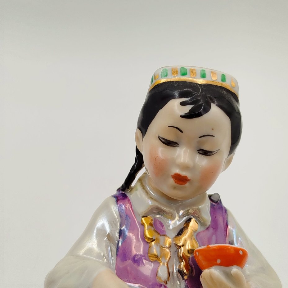 Статуэтка "Маленькая хозяйка" (Узбечка с чайником), скульптор О.М. Богданова, фарфор, роспись, люстр, золочение, Дулевский фарфоровый завод (Дулёво), СССР, 1960 г.
