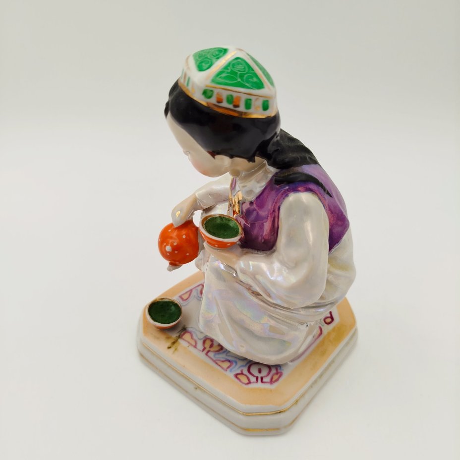 Статуэтка "Маленькая хозяйка" (Узбечка с чайником), скульптор О.М. Богданова, фарфор, роспись, люстр, золочение, Дулевский фарфоровый завод (Дулёво), СССР, 1960 г.