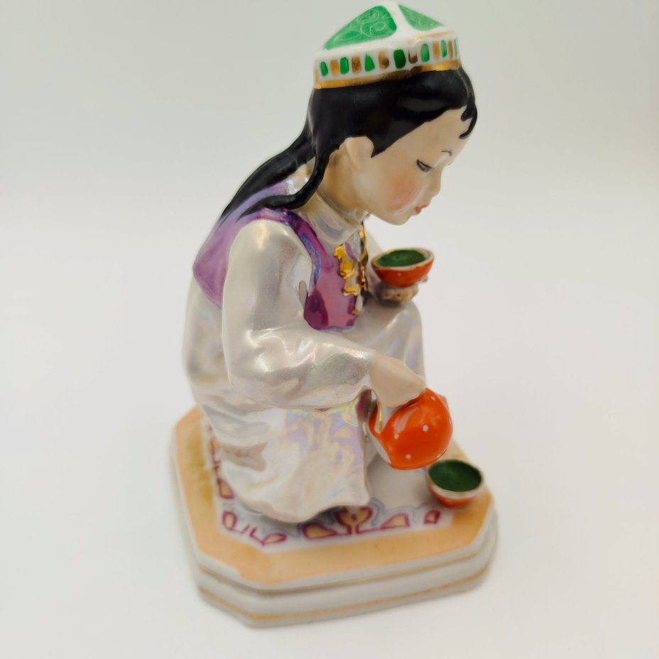 Статуэтка "Маленькая хозяйка" (Узбечка с чайником), скульптор О.М. Богданова, фарфор, роспись, люстр, золочение, Дулевский фарфоровый завод (Дулёво), СССР, 1960 г.