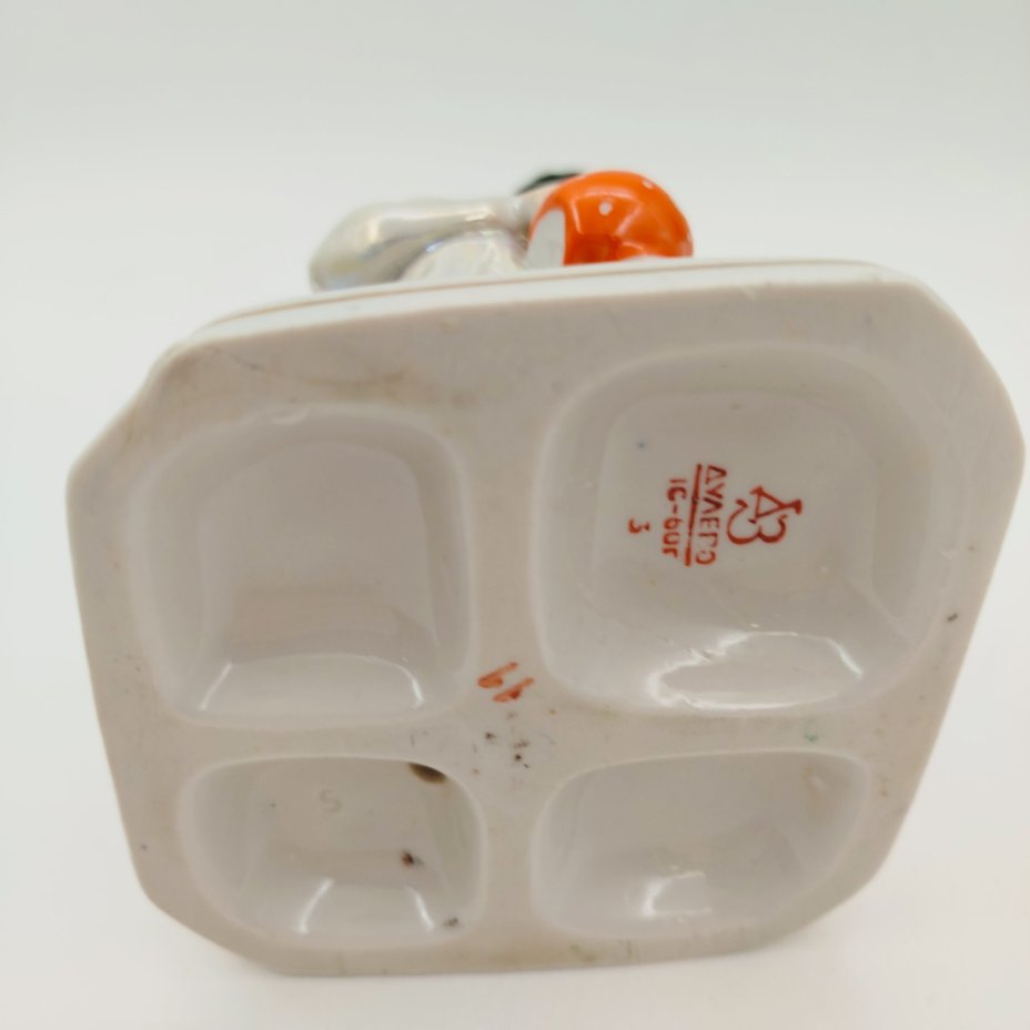 Статуэтка "Маленькая хозяйка" (Узбечка с чайником), скульптор О.М. Богданова, фарфор, роспись, люстр, золочение, Дулевский фарфоровый завод (Дулёво), СССР, 1960 г.