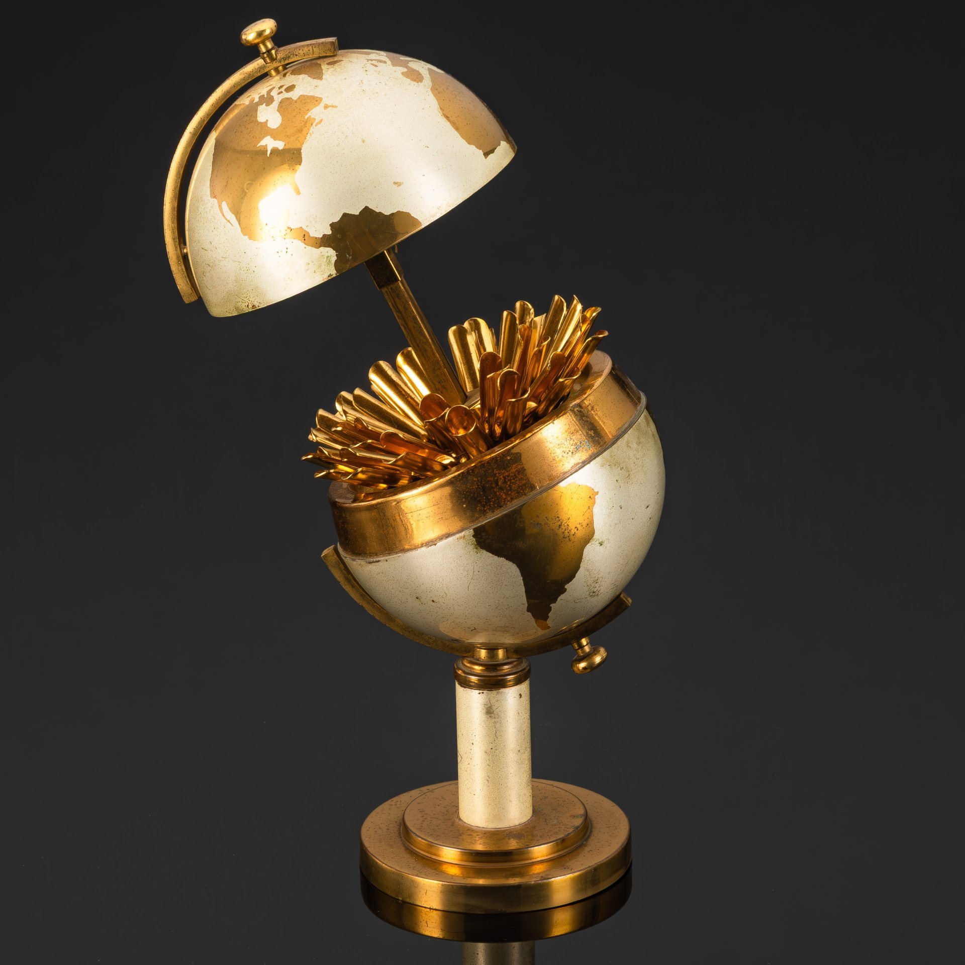 Сигаретница настольная "Глобус" на 25 сигарет, металл, золочение, Западная Европа, 1970-1990 гг.