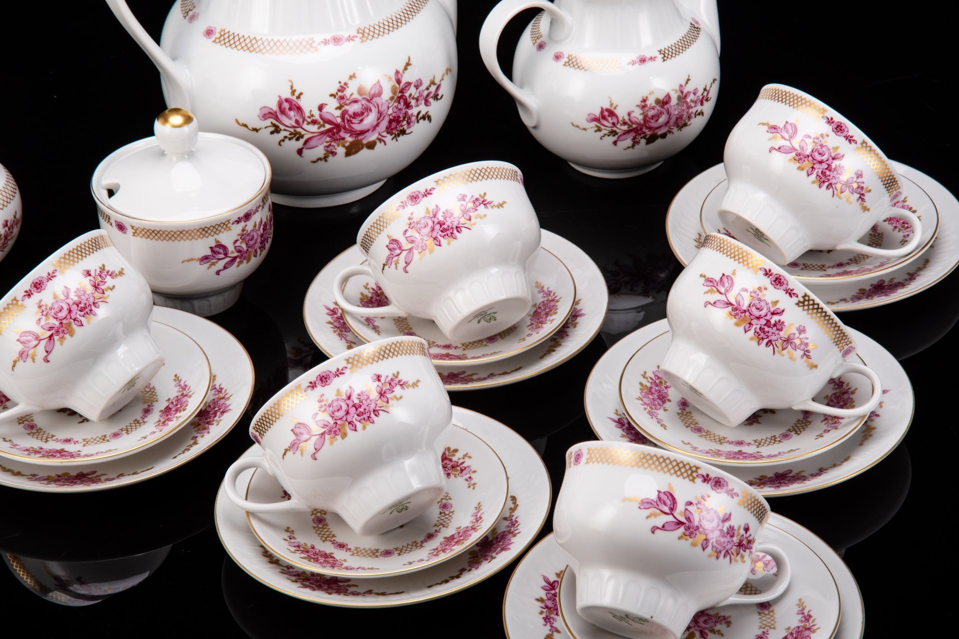 Сервиз чайно-кофейный с цветочным декором на 6 персон (22 предмета), фарфор, деколь, золочение, Graf Von Henneberg Porzellan, 1777 Jlmenau, ГДР, 1977-1990 гг.