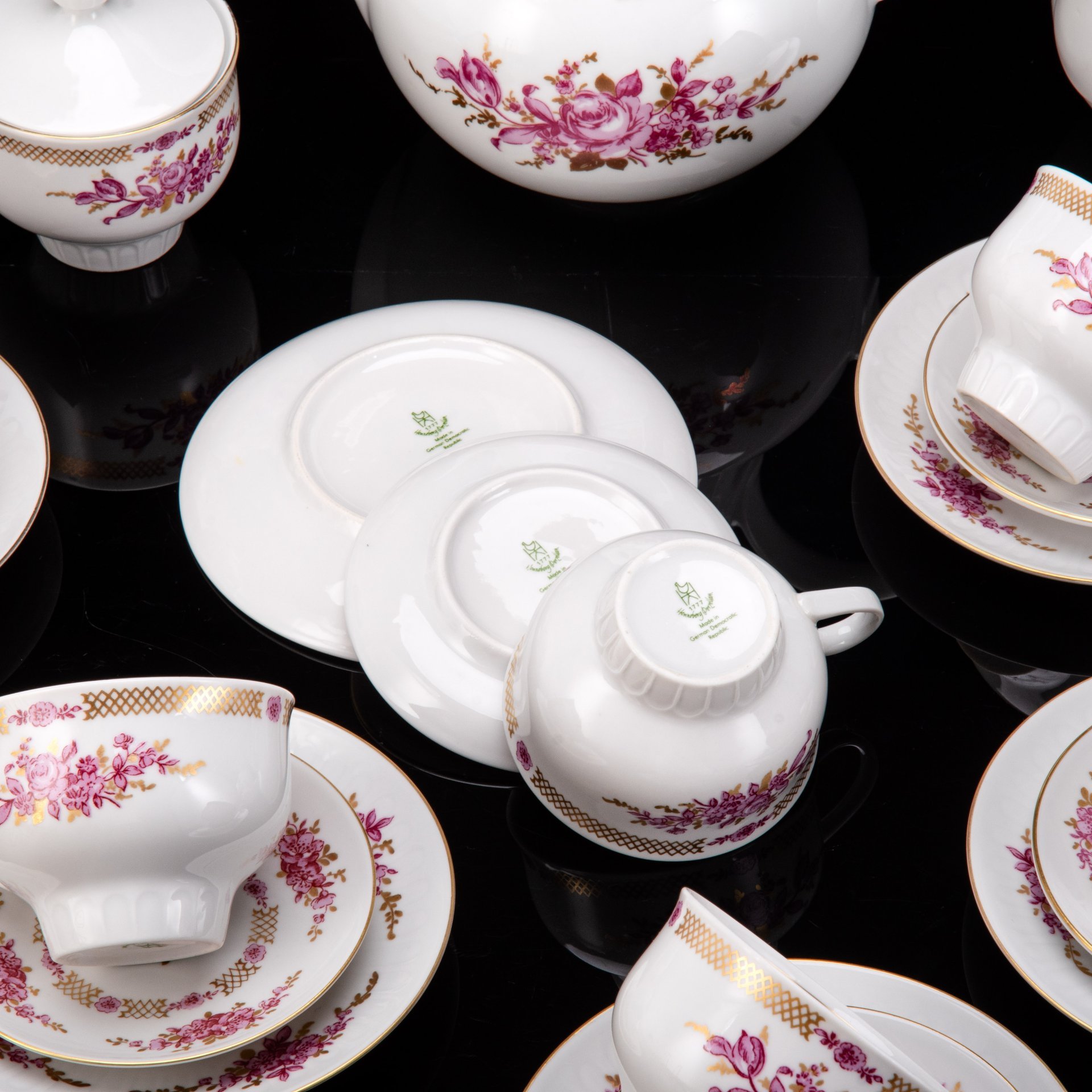 Сервиз чайно-кофейный с цветочным декором на 6 персон (22 предмета), фарфор, деколь, золочение, Graf Von Henneberg Porzellan, 1777 Jlmenau, ГДР, 1977-1990 гг.