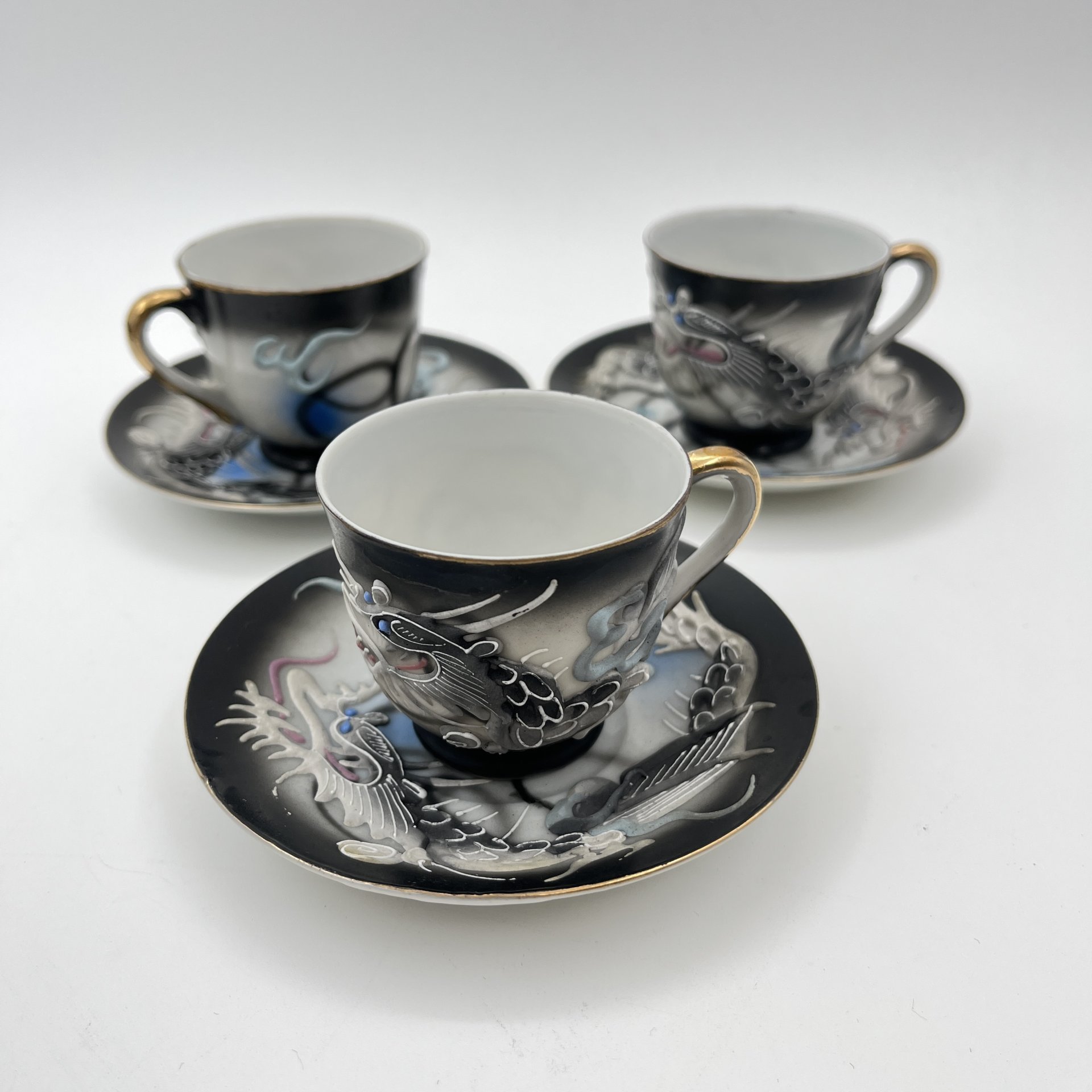 Набор из 3-х кофейных пар "Дракон", Lux Porcelain FAHD M.K., фарфор, бисквит, роспись, золочение, Азия, 1970-1990 гг.