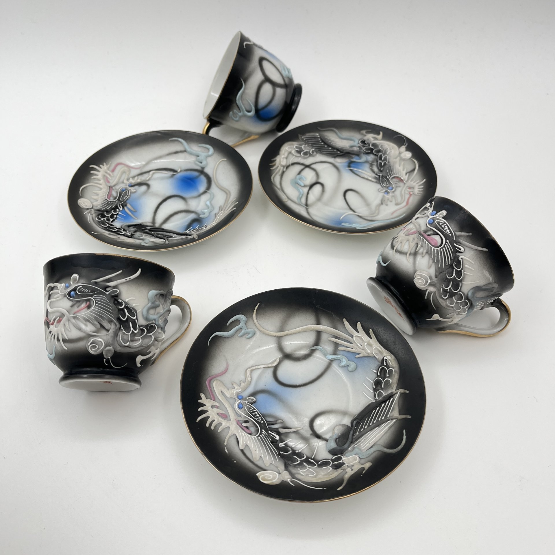 Набор из 3-х кофейных пар "Дракон", Lux Porcelain FAHD M.K., фарфор, бисквит, роспись, золочение, Азия, 1970-1990 гг.