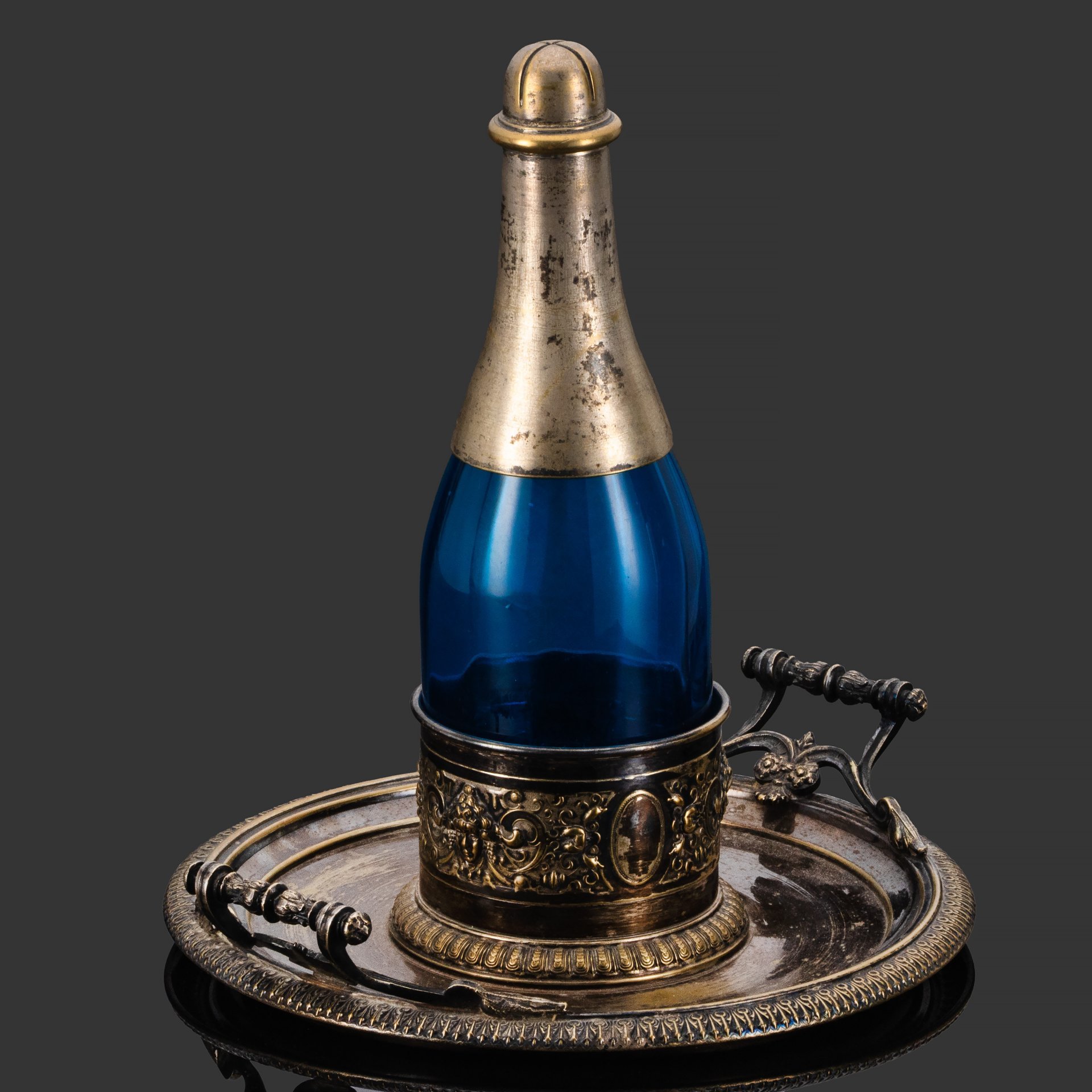 Подставка-передача для бутылки, декорированная маскаронами и флоральными мотивами, металл, гальваническое серебрение, купоросное стекло, Norblin & Co (Норблин), Царство Польское, 1872-1882 гг.