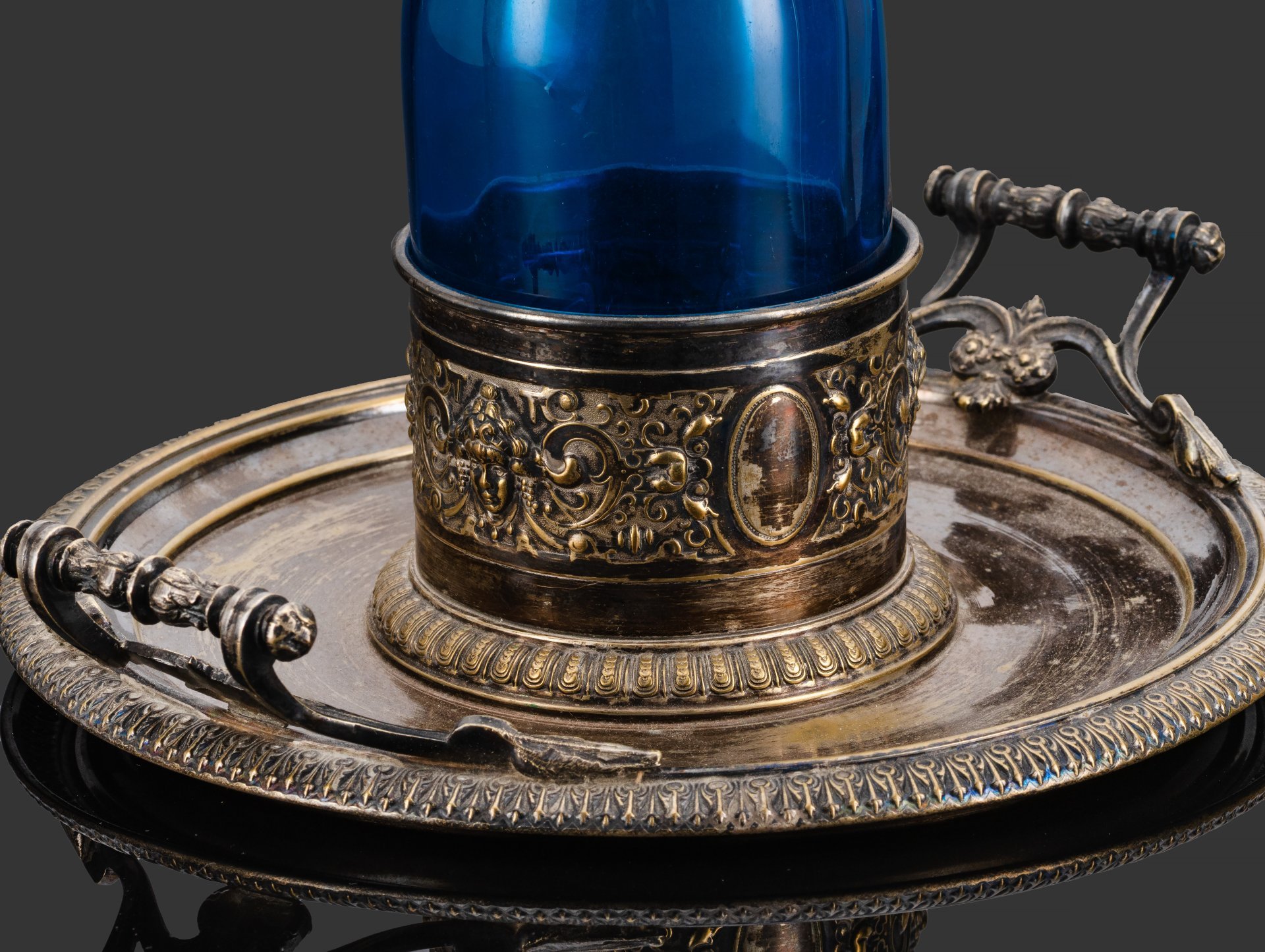 Подставка-передача для бутылки, декорированная маскаронами и флоральными мотивами, металл, гальваническое серебрение, купоросное стекло, Norblin & Co (Норблин), Царство Польское, 1872-1882 гг.