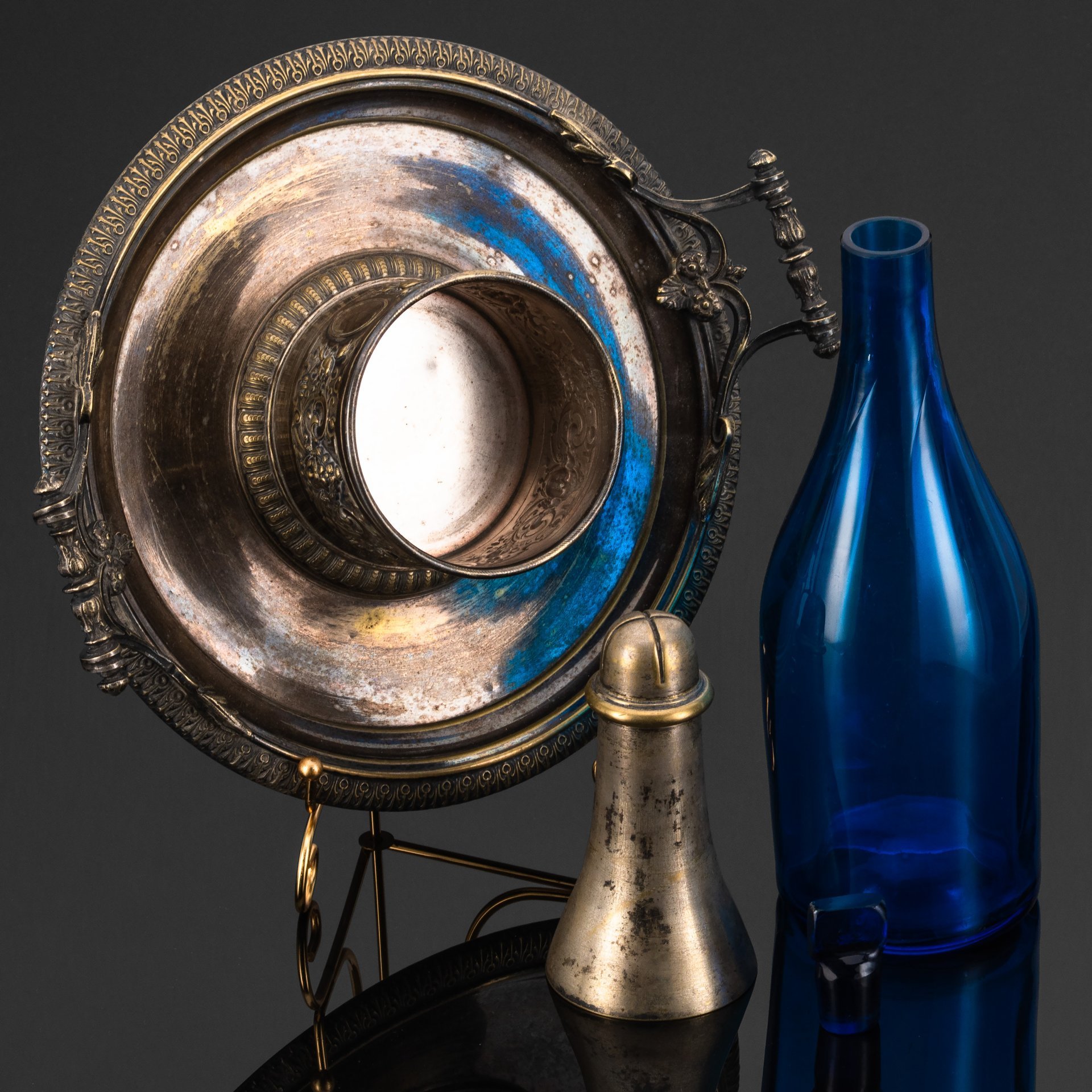 Подставка-передача для бутылки, декорированная маскаронами и флоральными мотивами, металл, гальваническое серебрение, купоросное стекло, Norblin & Co (Норблин), Царство Польское, 1872-1882 гг.