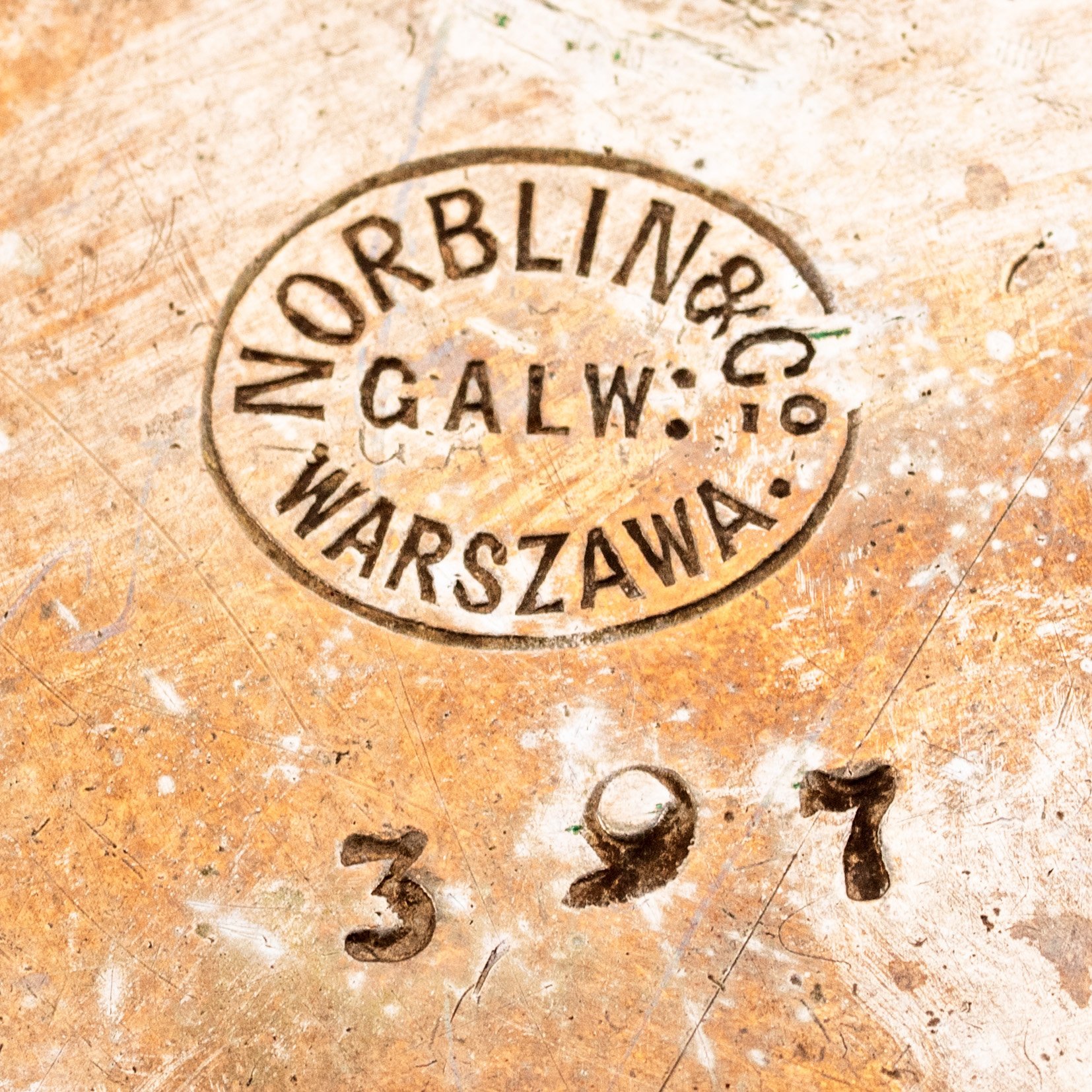 Подставка-передача для бутылки, декорированная маскаронами и флоральными мотивами, металл, гальваническое серебрение, купоросное стекло, Norblin & Co (Норблин), Царство Польское, 1872-1882 гг.