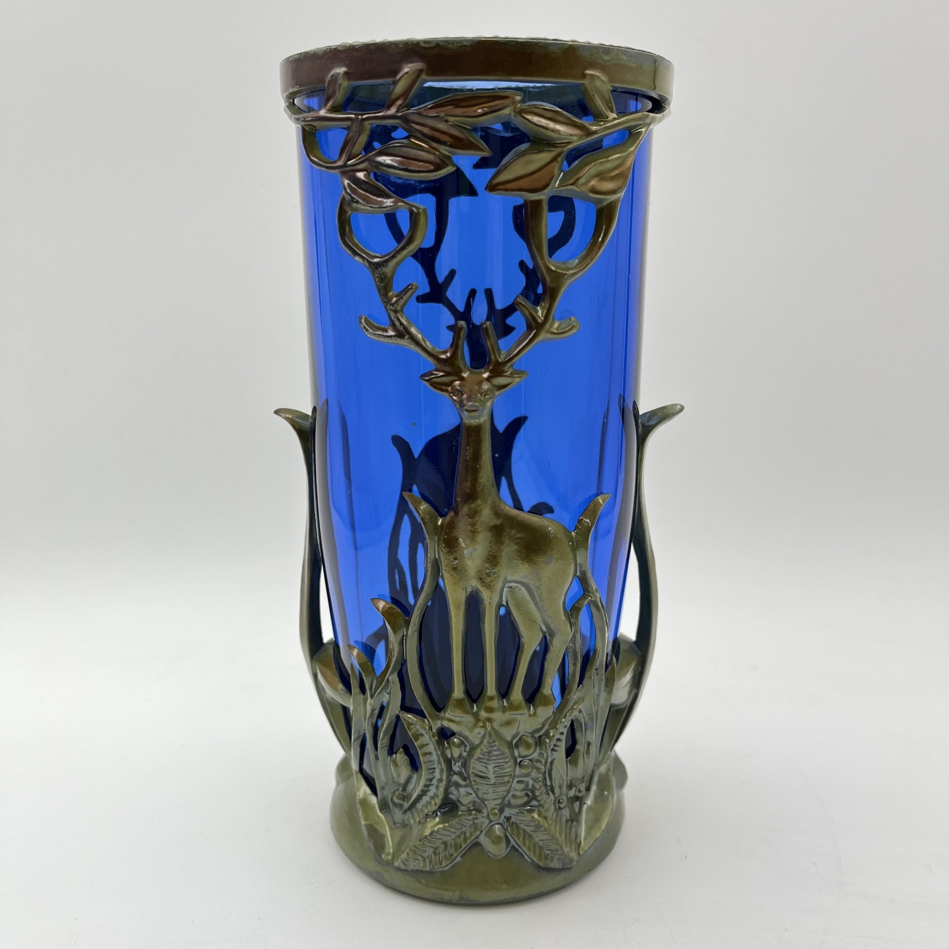 Ваза синего оттенка в оплетке с изображением оленя, цветное стекло, металл, пластик, СССР, 1970-1990 гг.