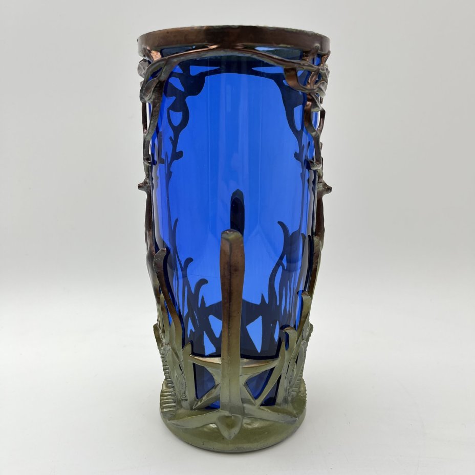 Ваза синего оттенка в оплетке с изображением оленя