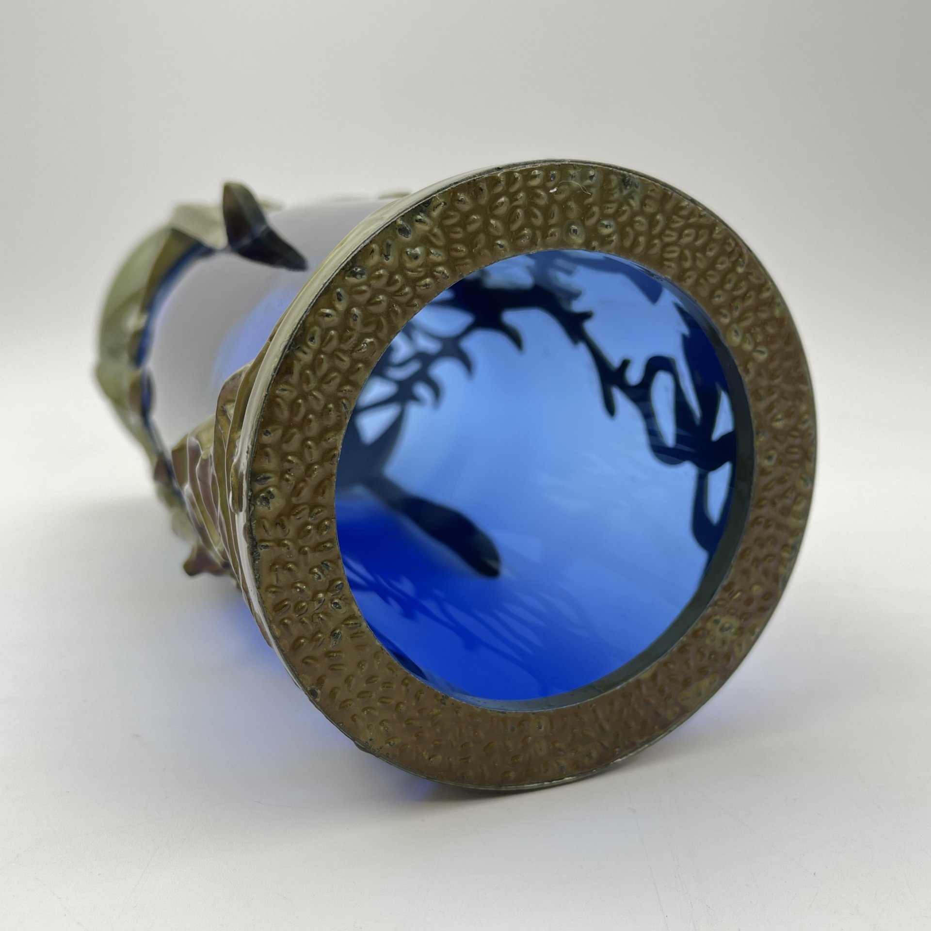 Ваза синего оттенка в оплетке с изображением оленя, цветное стекло, металл, пластик, СССР, 1970-1990 гг.