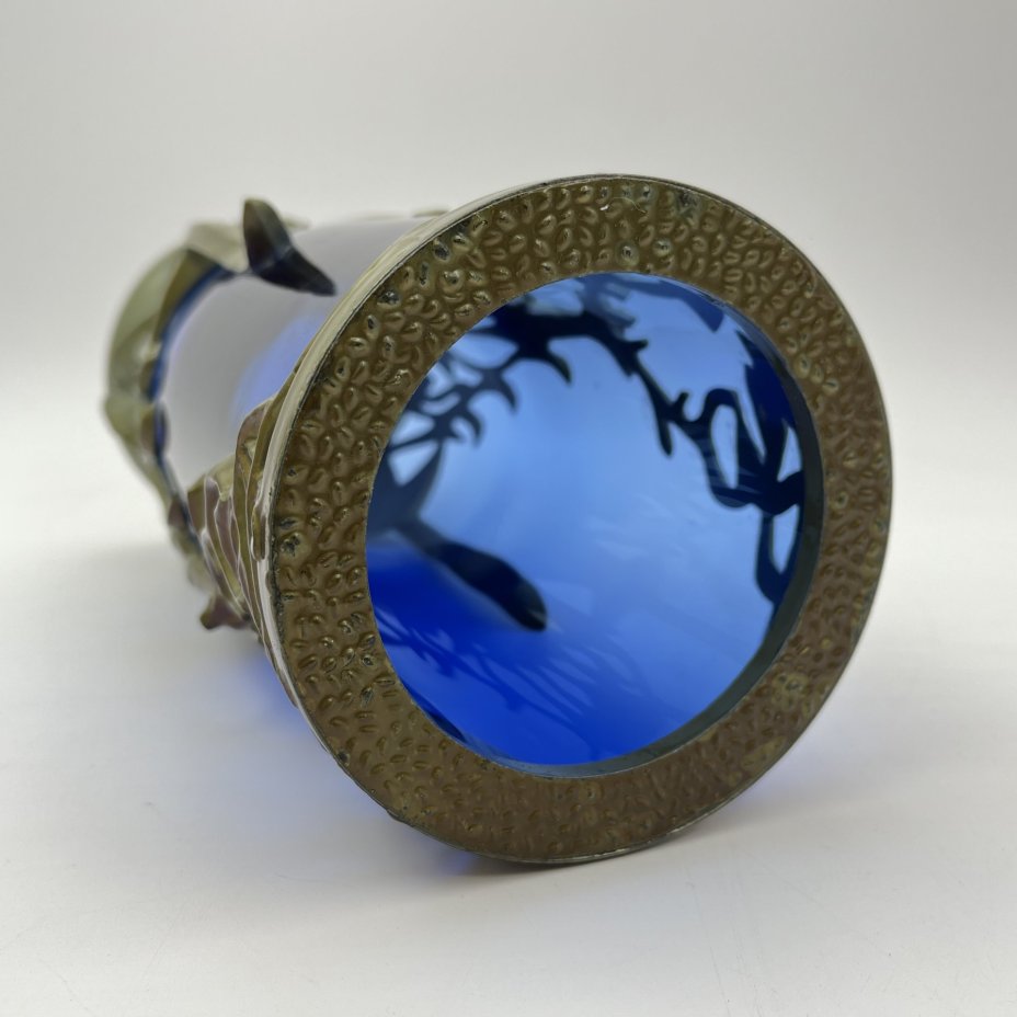 Ваза синего оттенка в оплетке с изображением оленя